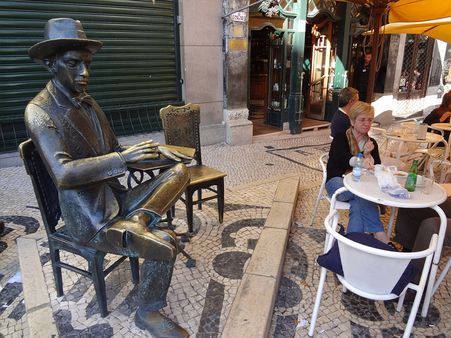 Fotografia Estátua de Fernando Pessoa em frente ao café A Brasileira, Chiado Lisboa