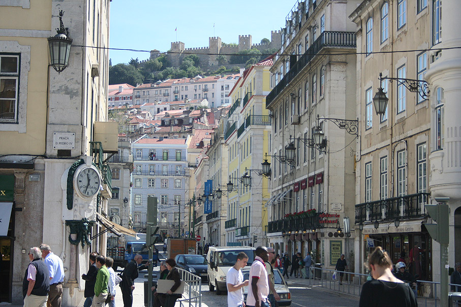 Fotografia Vista do Castelo de São Jorge desde a Rua da Betesga, Rossio Lisboa