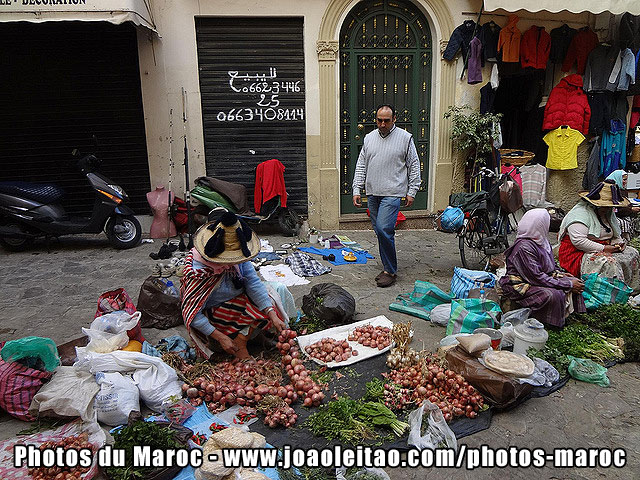 Marché de légumes dans les rues de la Médina de Tanger