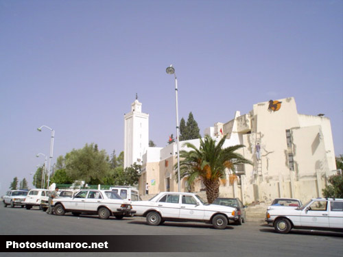 Station de taxis avec la mosquée au centre de Taounate au Maroc
