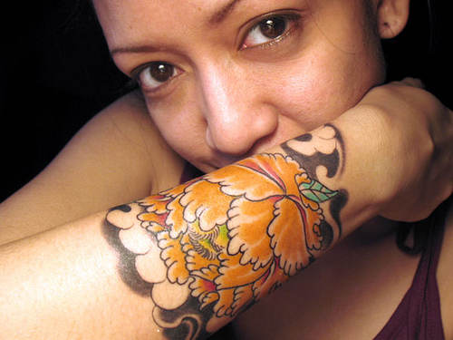 Tatuagem original de bracelete para mulheres - flores coloridas