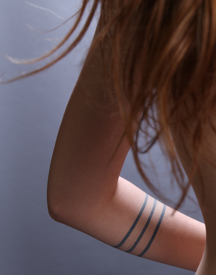 Tatuagem original de bracelete no antebraço para mulheres