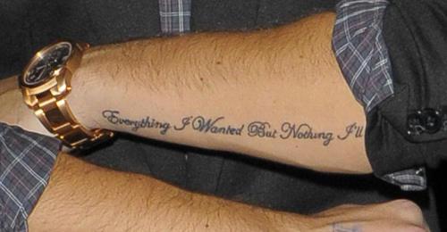 Tatuagem com frase no braço para homens