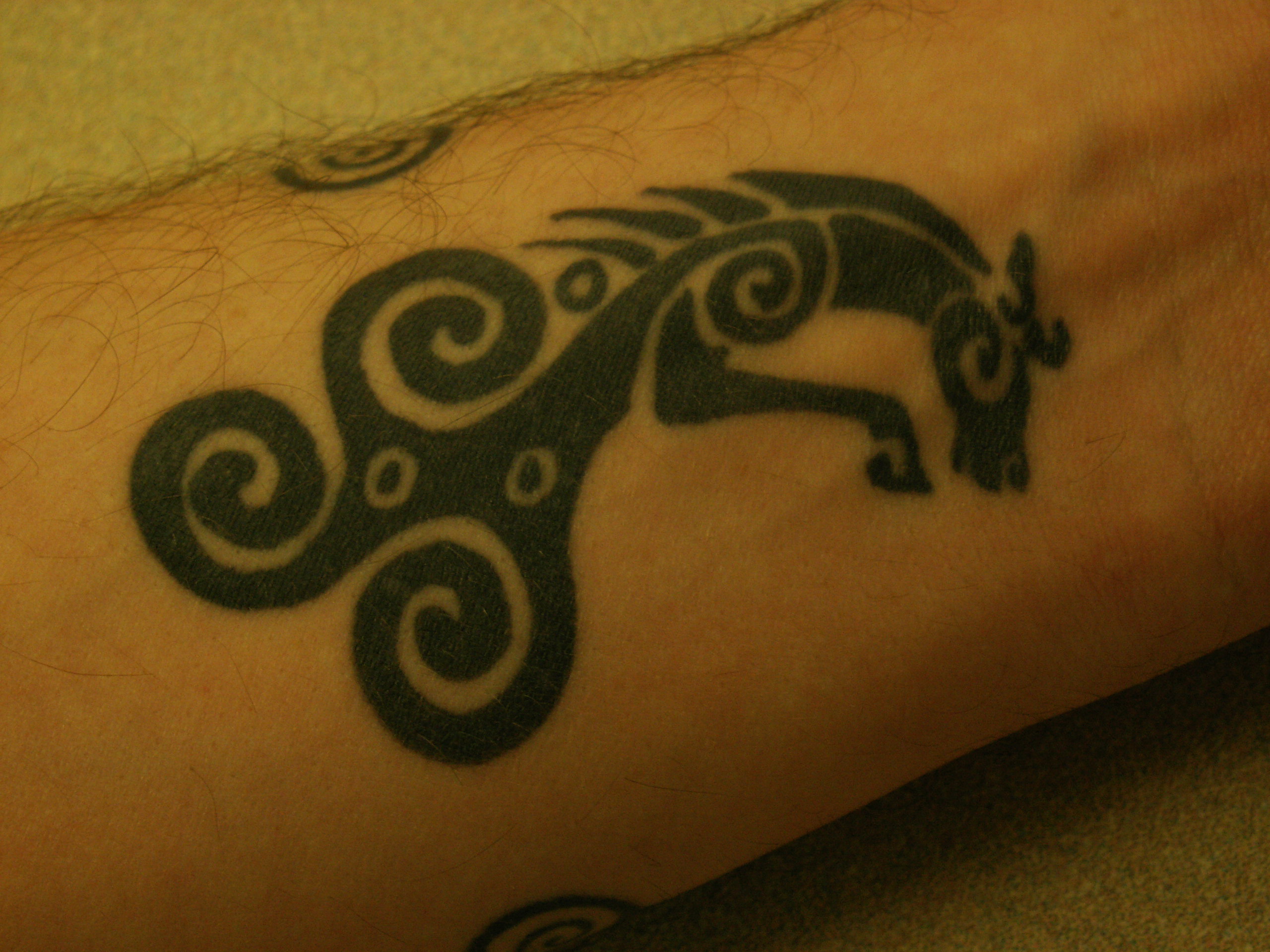 Tatuagem tribal com motivo celta no pulso