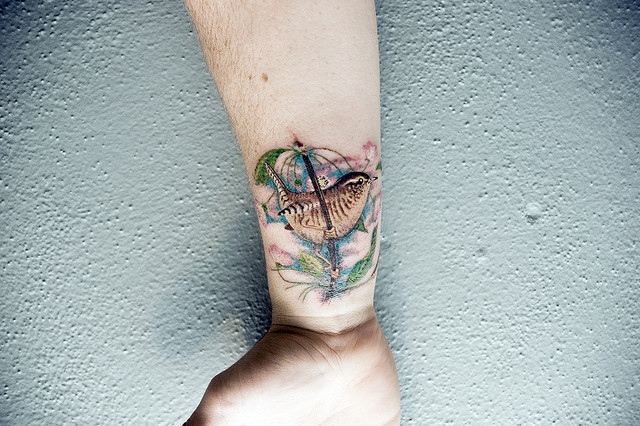 Desenho de tatuagem de pássaro no pulso