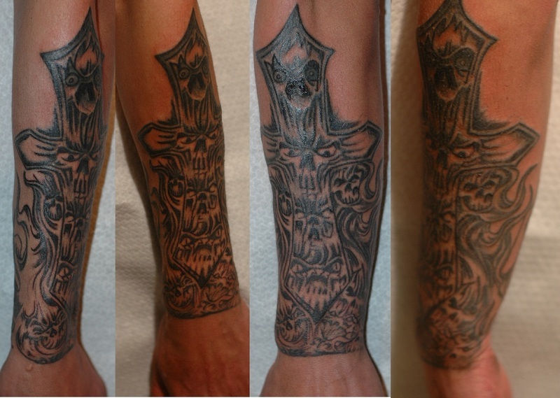 Tatuagem de cruz no braço