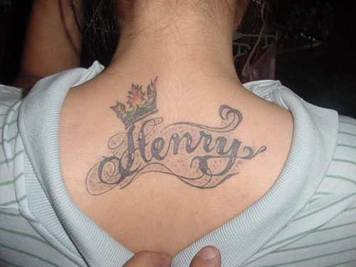 Tatuagem feminina com Nome no Braco