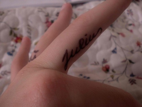 Tatuagem com Nome no Dedo