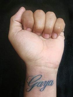 Tatuagem com nome no pulso