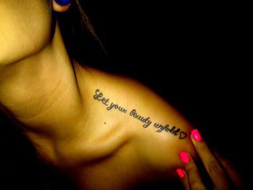 Ideia de tatuagem com nome no ombro para mulher
