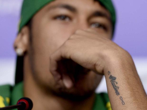 Neymar tattoo - tatuagem com nome no pulso