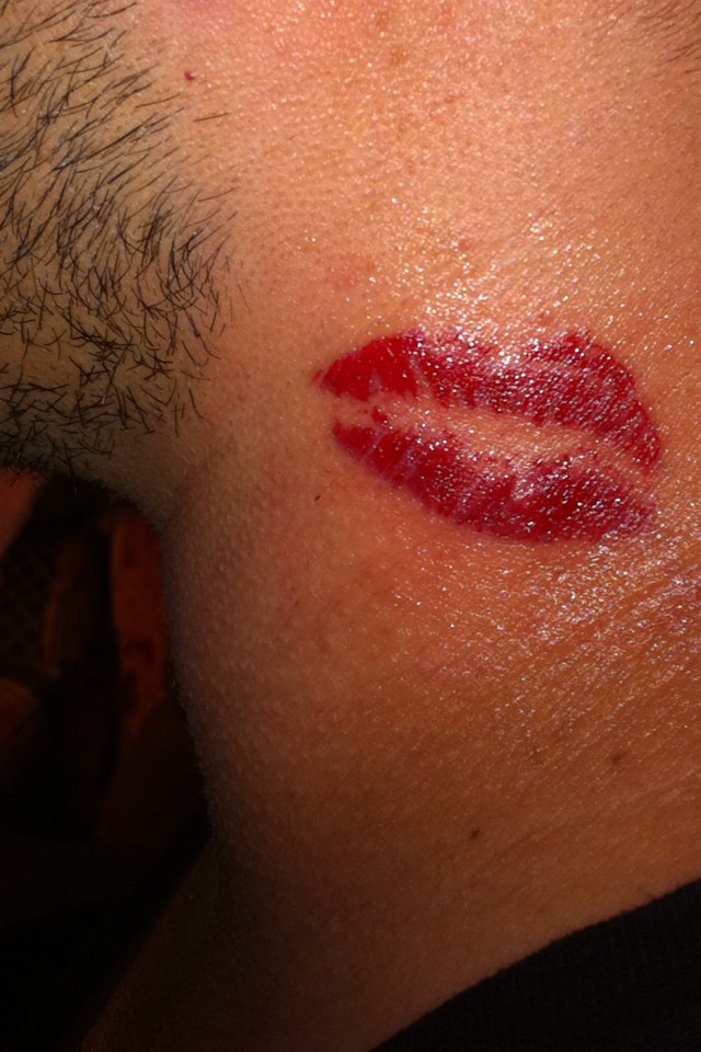 Tatuagem de beijo no pescoço