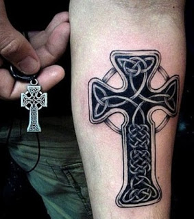 Tatuagem no braço de uma cruz celta