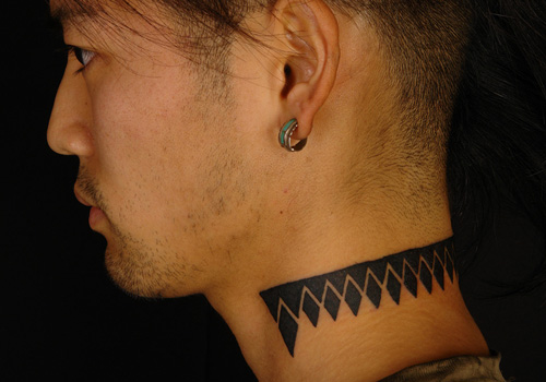Tatuagem espiritual de triângulos no pescoço