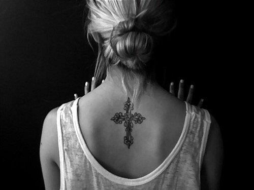 Tatuagem feminina de cruz 