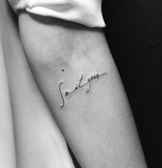 Tatuagem feminina com frase em Inglês