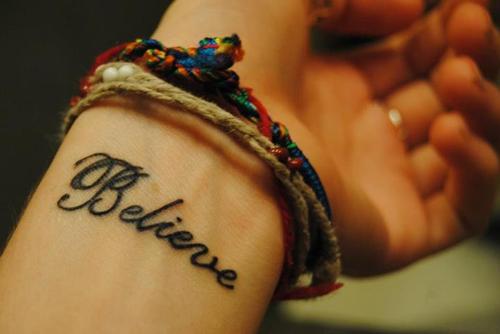 Tatuagem inspiradora com palavra Believe
