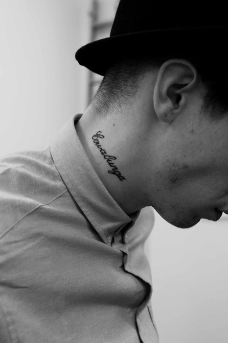 Tatuagem escrita no pescoço para menino