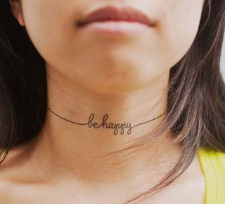 Tatuagem escrita no pescoço