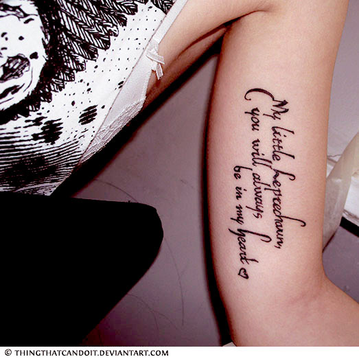 Tatuagem com frase no bicep para as mulheres