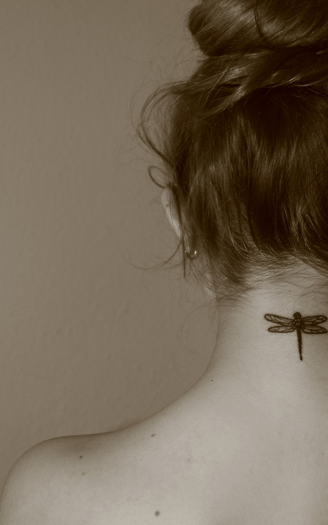 Tatuagem de libélula para mulheres