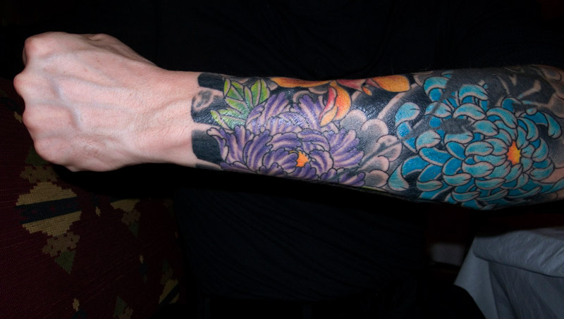 Tatuagem manga com flores coloridas para homens
