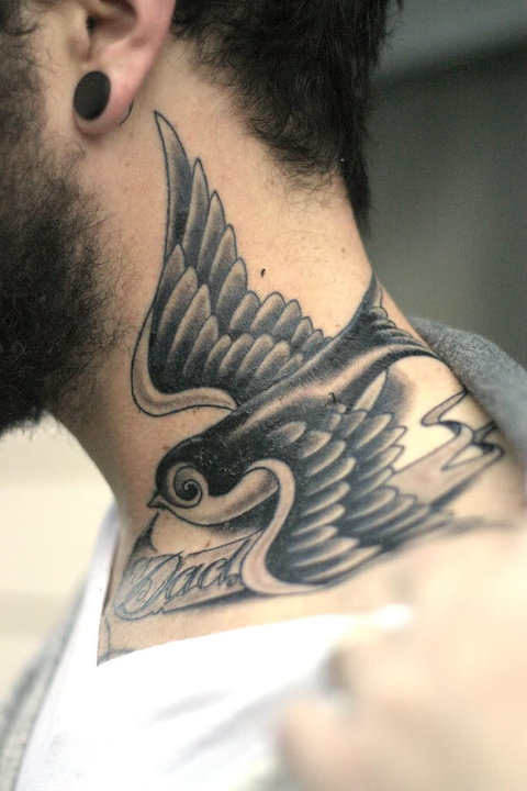Tatuagem de pássaro no pescoço