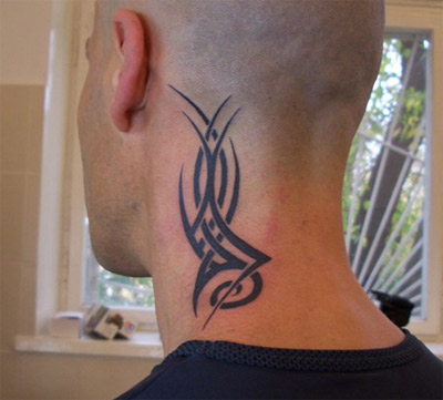 Tatuagem tribal no pescoço para homens