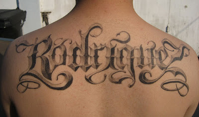 Tatuagem com Nome nas costas