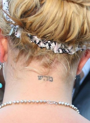 Pequena tatuagem em hebraico no pescoço