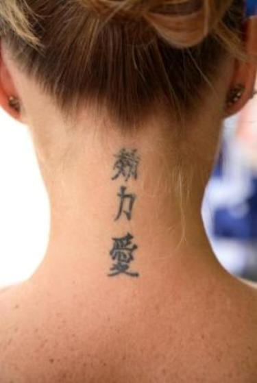 Tatuagem com simbolo Kanji no pescoço