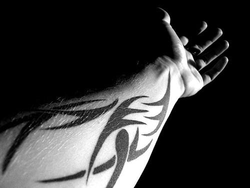 Tatuagem tribal no braço