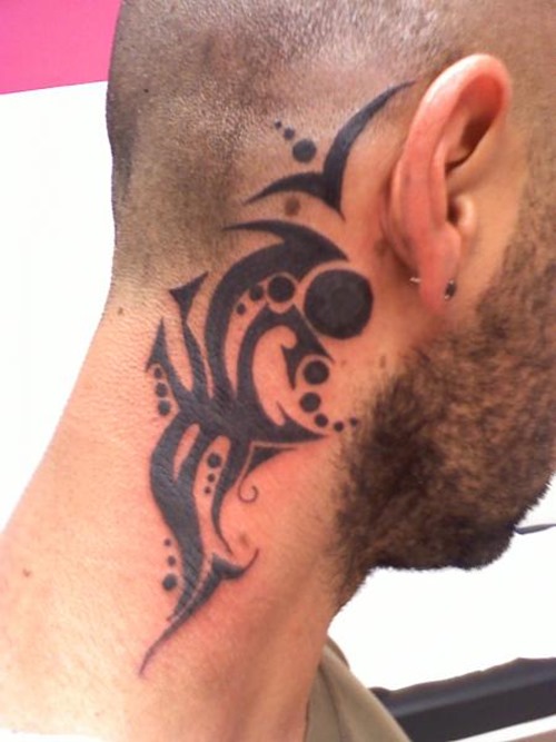 Desenho tribal no pescoço - tatuagem para homen