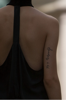 Tatuagem escrita no braço para mulheres