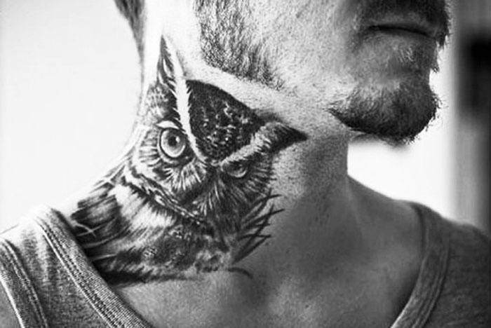 Tatuagem de Coruja no pescoço