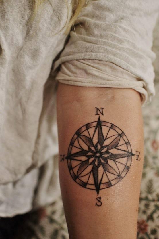 Tatuagem de Rosa dos Ventos no braço