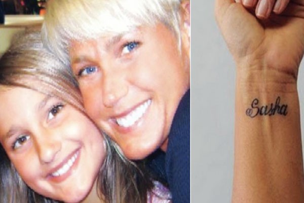 Xuxa com tatuagens no pulsoo