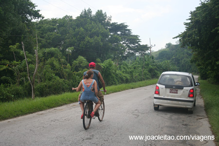 Carretera en el campo de la Isla, Cuva