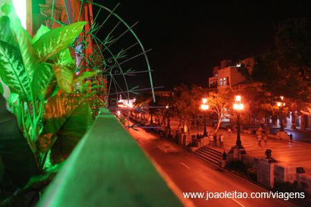 Balcón vista durante la noche. Vista del Prado Avenue