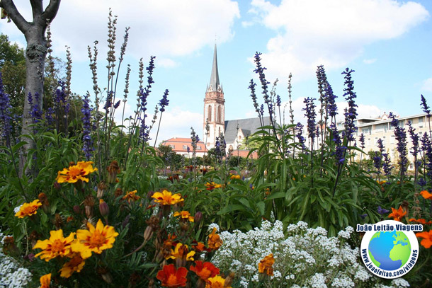 Igreja e jardim na cidade de Darmstadt na Alemanha - Viagem na Alemanha