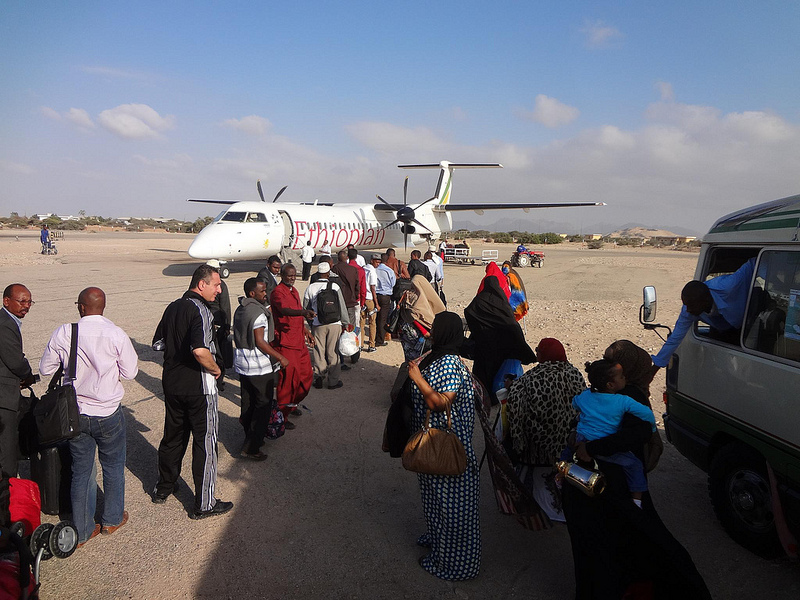 Embarque no avião da Ethiopian Airlines no Aeroporto de Berbera na Somalia