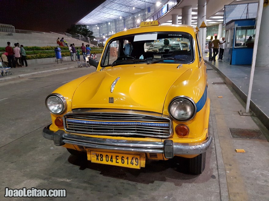 O meu táxi amarelo no aeroporto de Calcutá