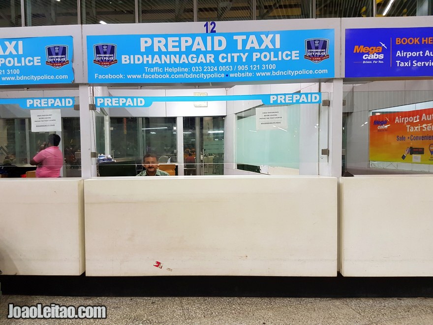 Guichet de táxis pré-pagos no aeroporto de Calcutá