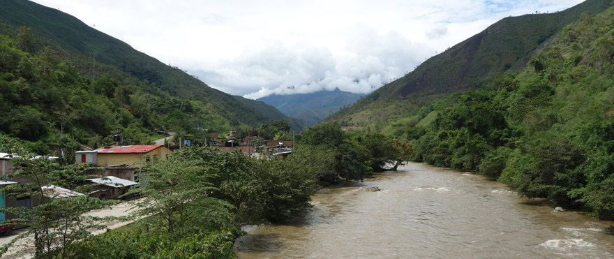 Balsa border Peru