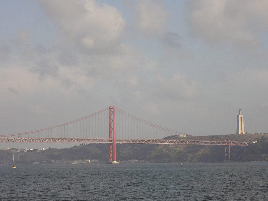 Fotografia Vista da Ponte 25 de Abril e do Cristo Rei desde Belém, Lisboa