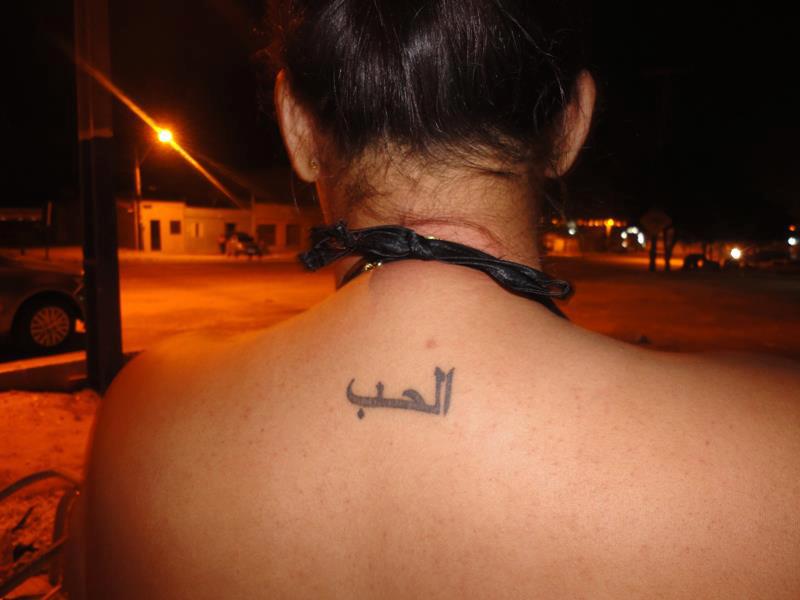 Tatuagem AMOR escrito em árabe