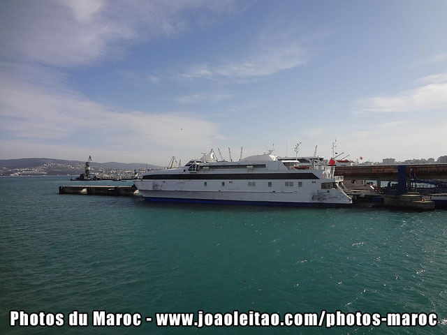 Bateau vers l'Espagne attend dans le port de Tanger