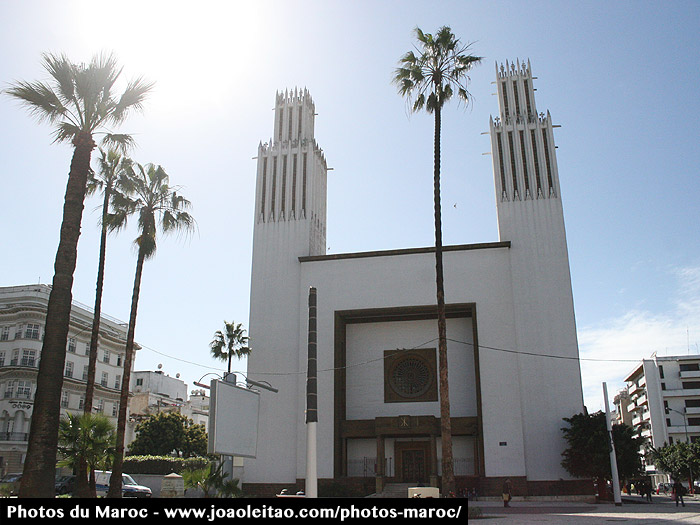 Cathédrale Saint Pierre dans la Place Pietri à Rabat
