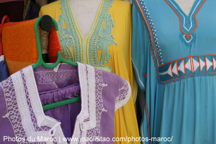 Vêtements marocains de femmes à vendre à Essaouira