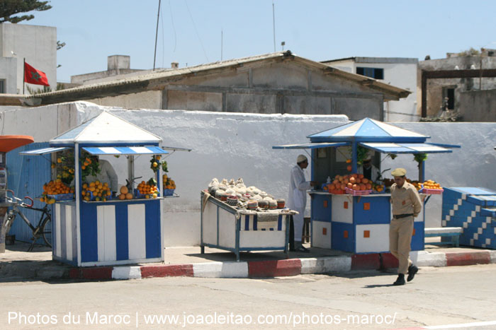Vendeurs ambulants proposant du jus d'orange frais à Essaouira
